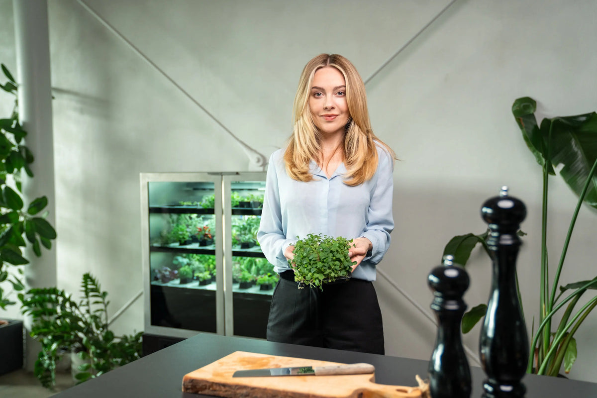 Präsentation von erntefrischen Microgreens für die Gastronomie – Eine Expertin zeigt die Qualität aus der in-house Vertical Farm.